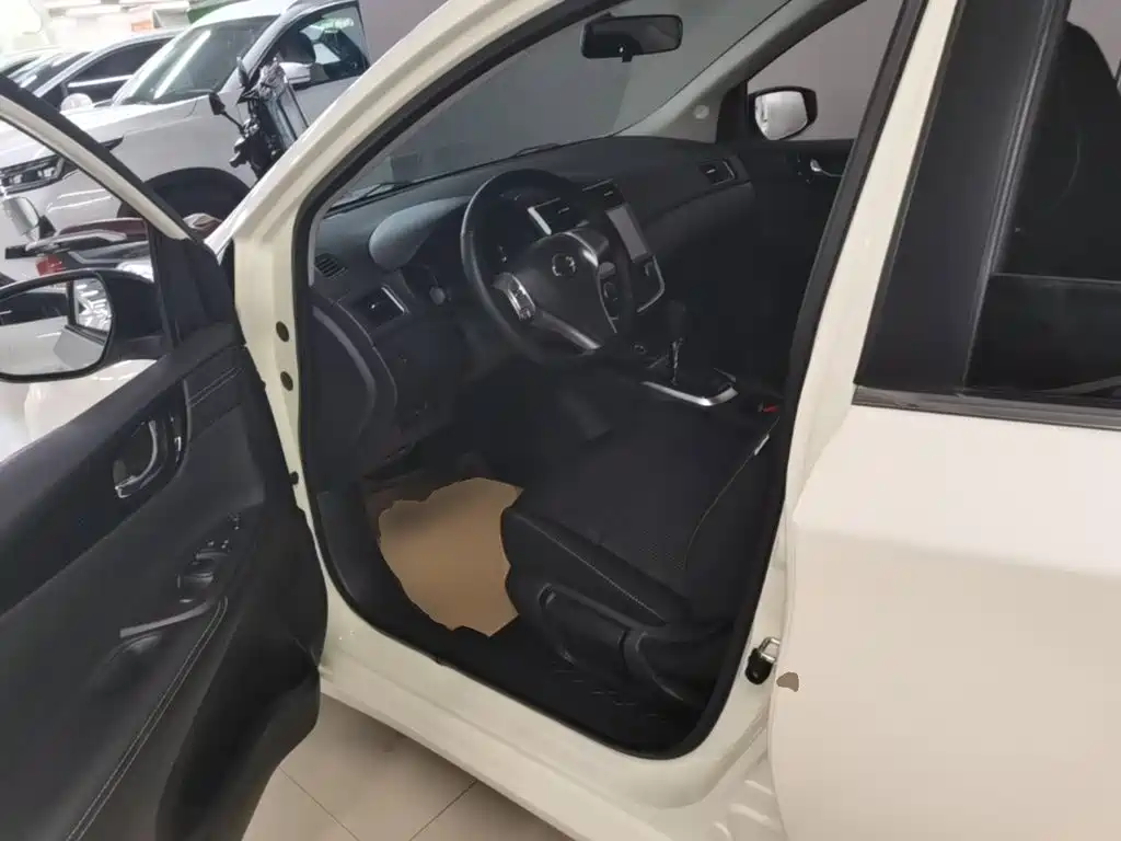 Nissan Tiida — миниатюра 15