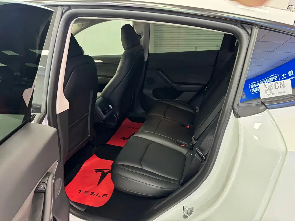 Tesla Model Y — миниатюра 10