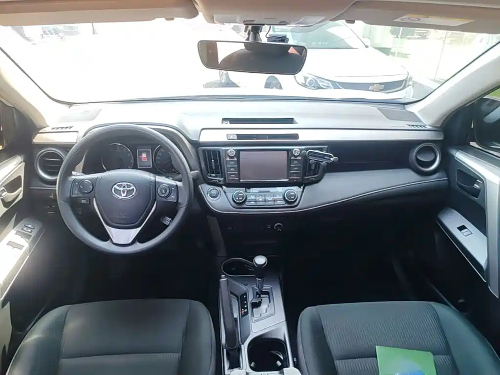 Toyota RAV4 — миниатюра 13