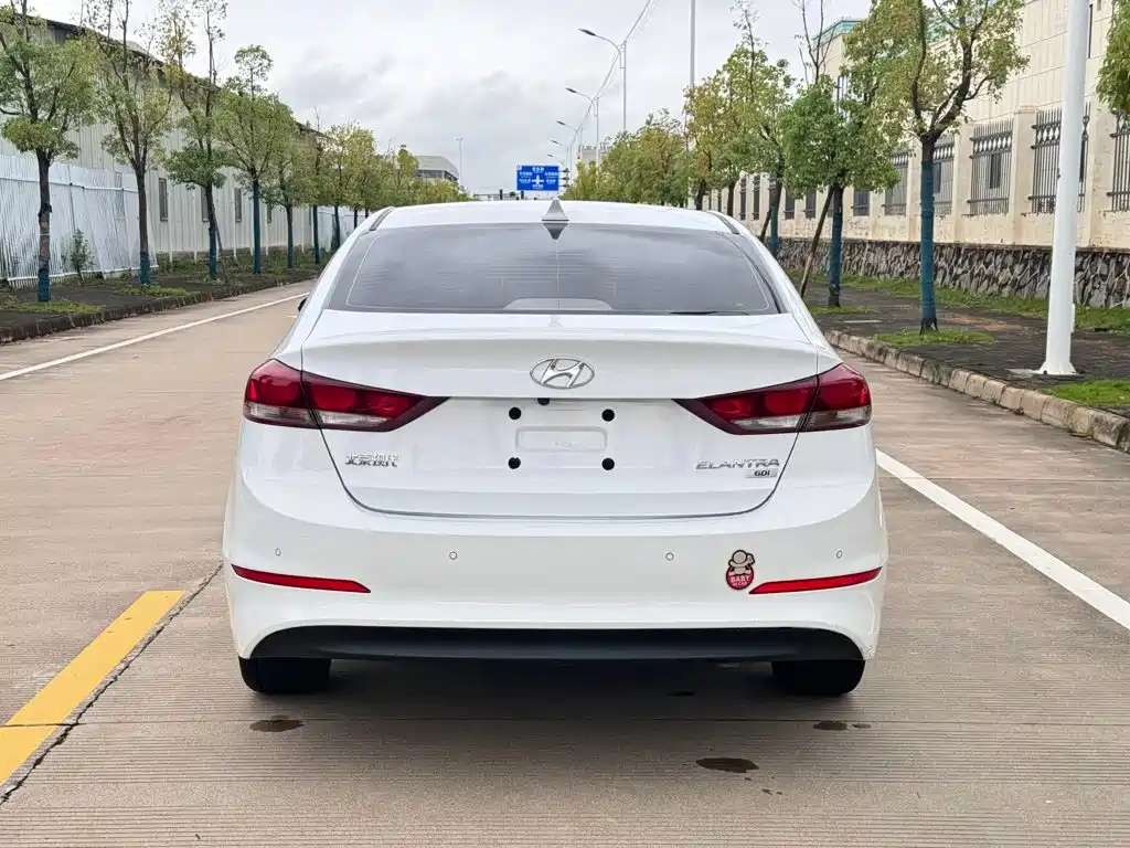 Hyundai Elantra — миниатюра 12