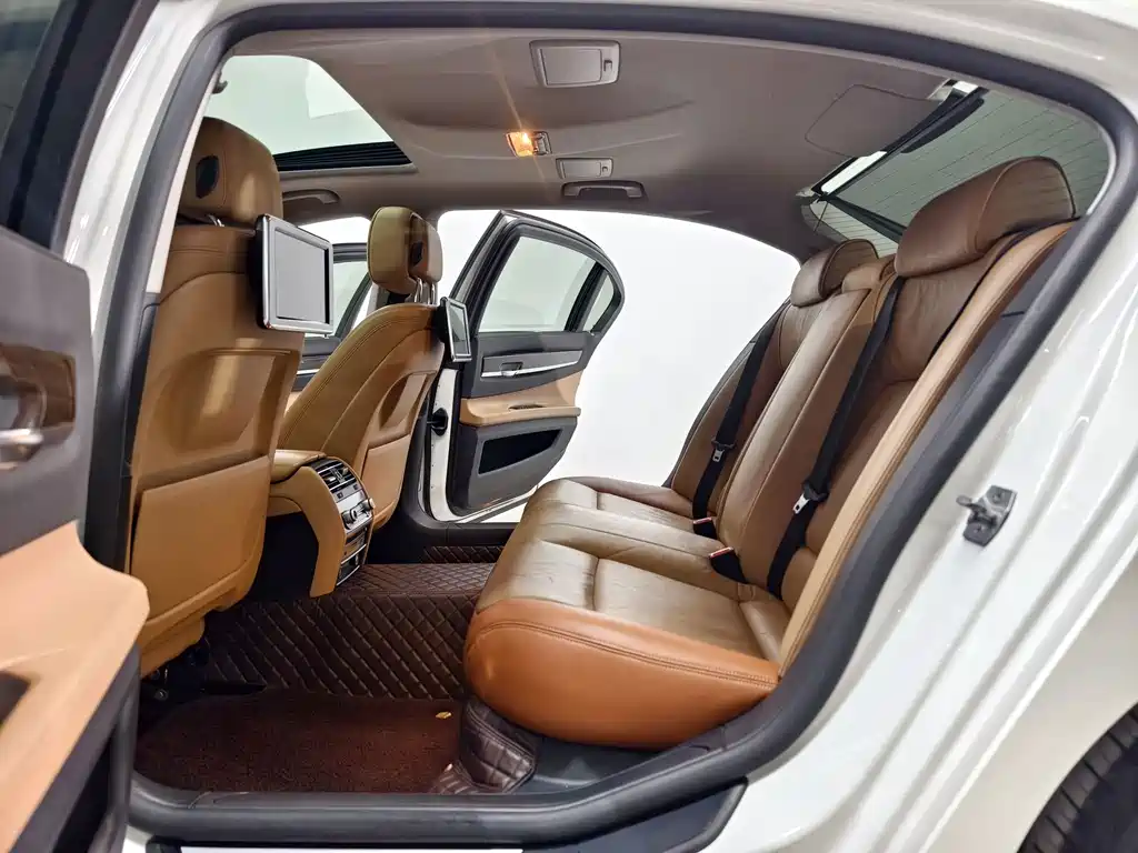 BMW 7 Series — миниатюра 13
