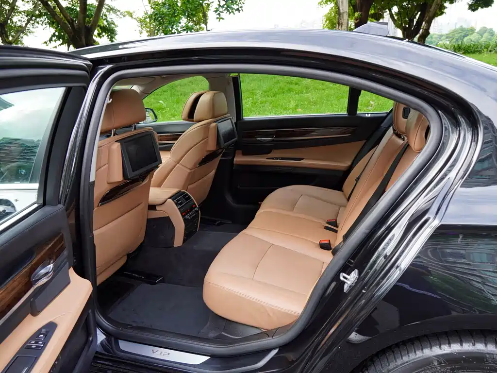 BMW 7 Series — миниатюра 5