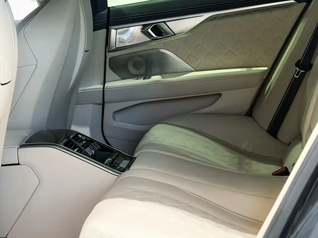 BMW M8 — миниатюра 9