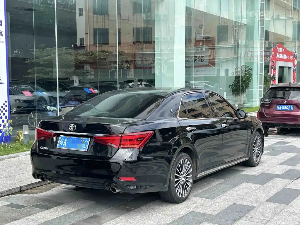 Toyota Crown — миниатюра 3