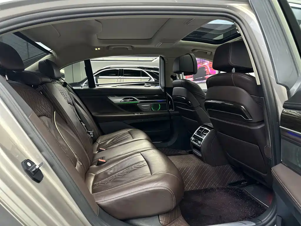 BMW 7 Series — миниатюра 8