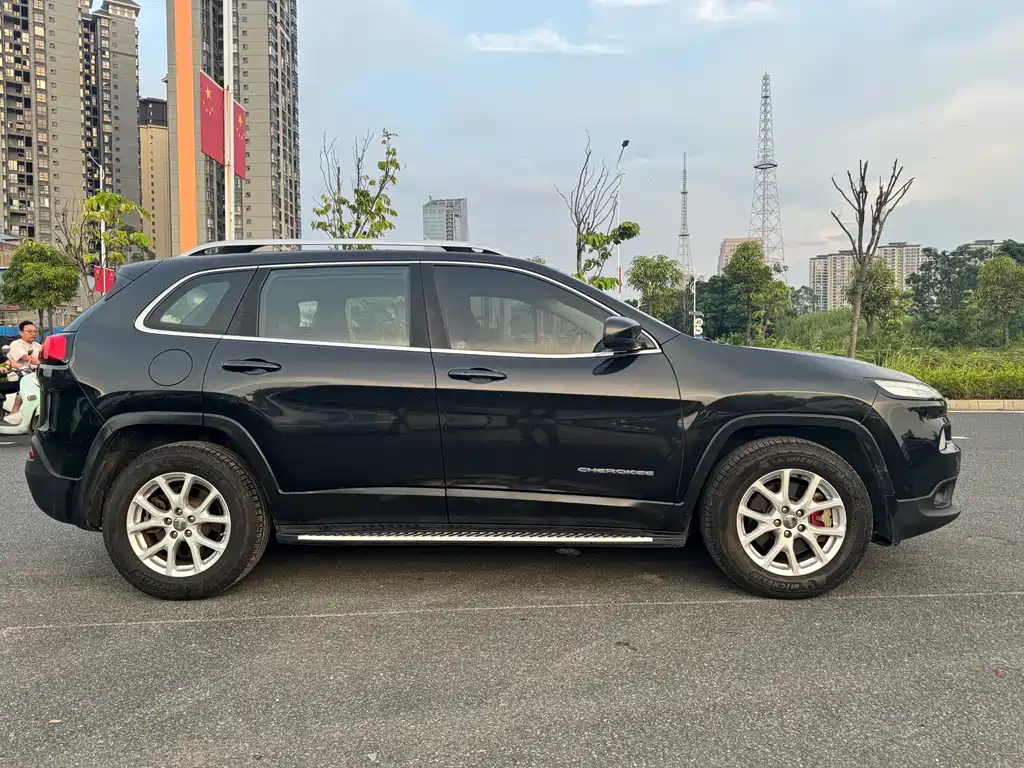 Jeep Cherokee — миниатюра 3