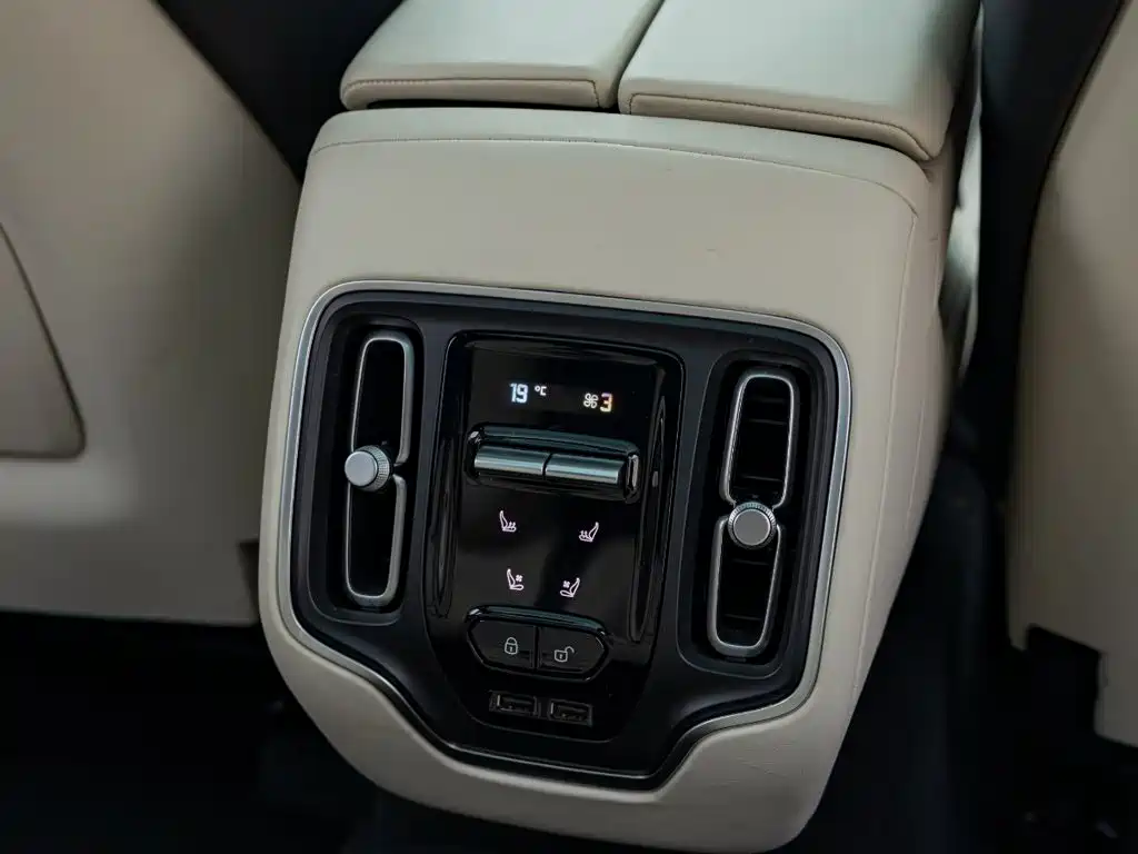 Aston Martin DBX — миниатюра 21