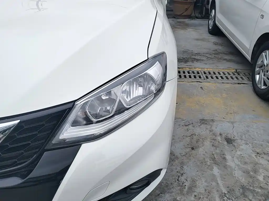 Nissan Tiida — миниатюра 24