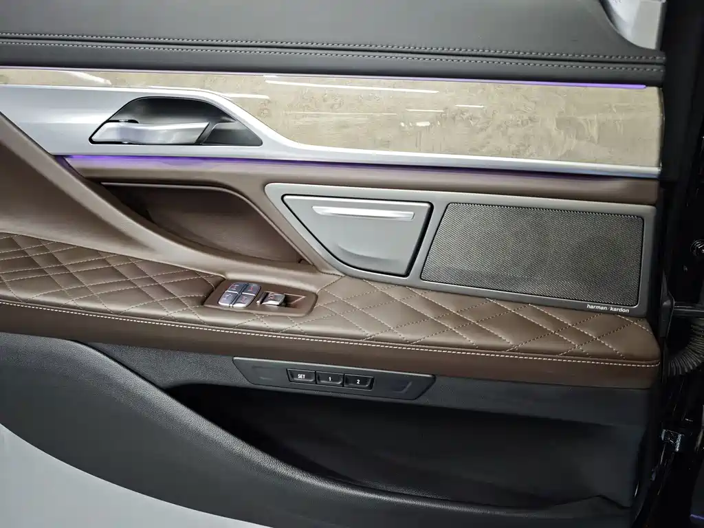 BMW 7 Series — миниатюра 9