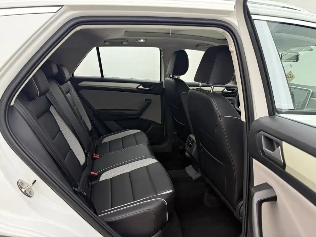 Volkswagen T-Roc — миниатюра 17