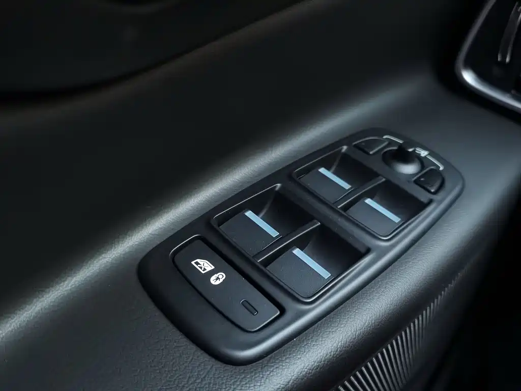 Jaguar XE — миниатюра 15