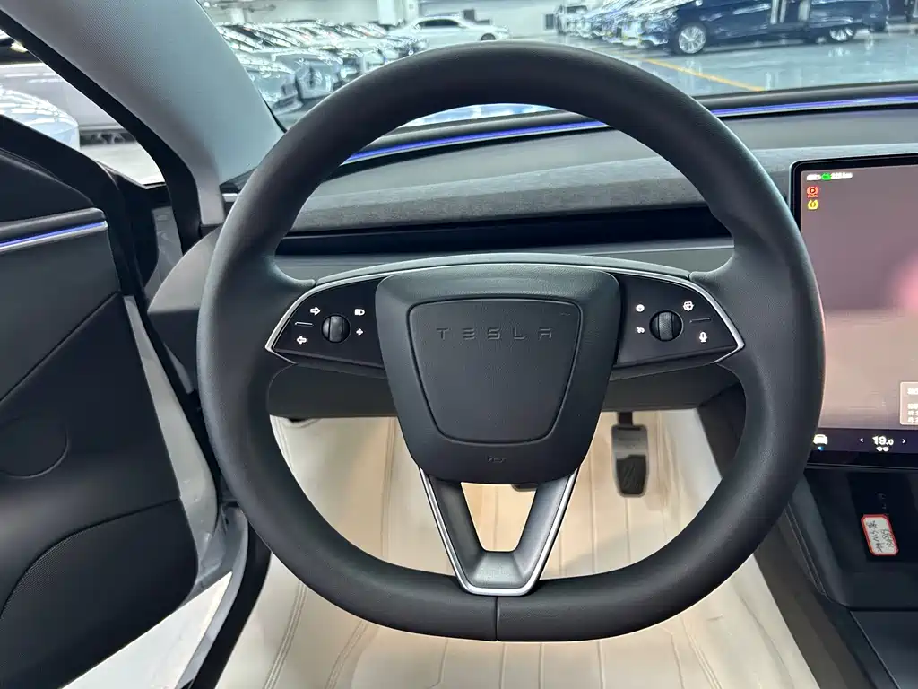 Tesla Model 3 — миниатюра 6