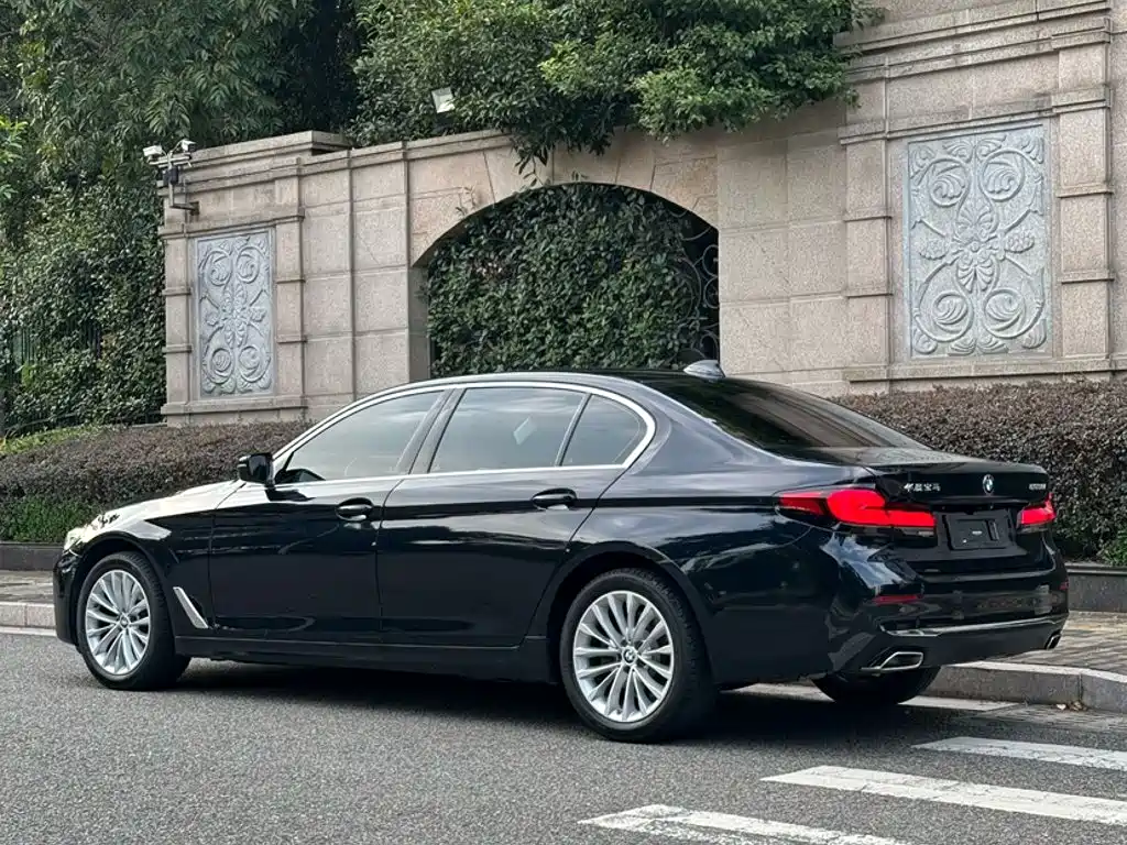 BMW 5 Series — миниатюра 13