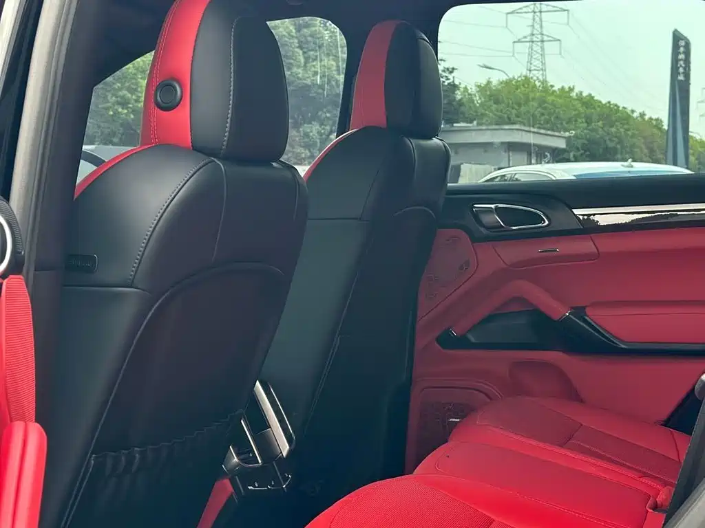 Porsche Cayenne — миниатюра 7