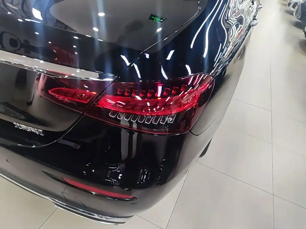Mercedes-Benz E-Class — миниатюра 8