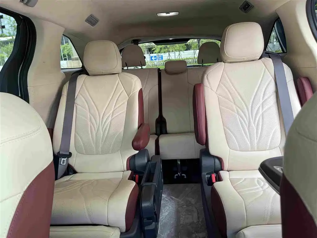 Toyota Granvia — миниатюра 13
