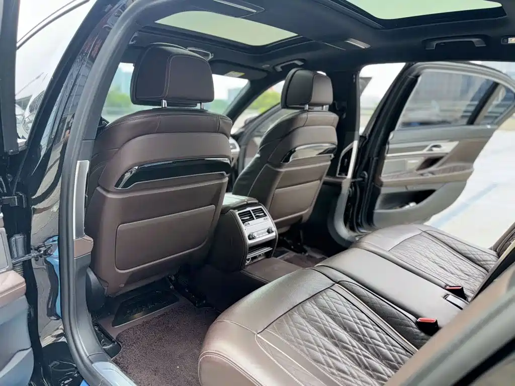 BMW 7 Series — миниатюра 6