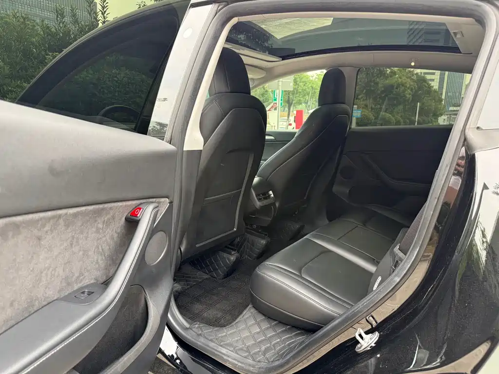Tesla Model Y — миниатюра 7