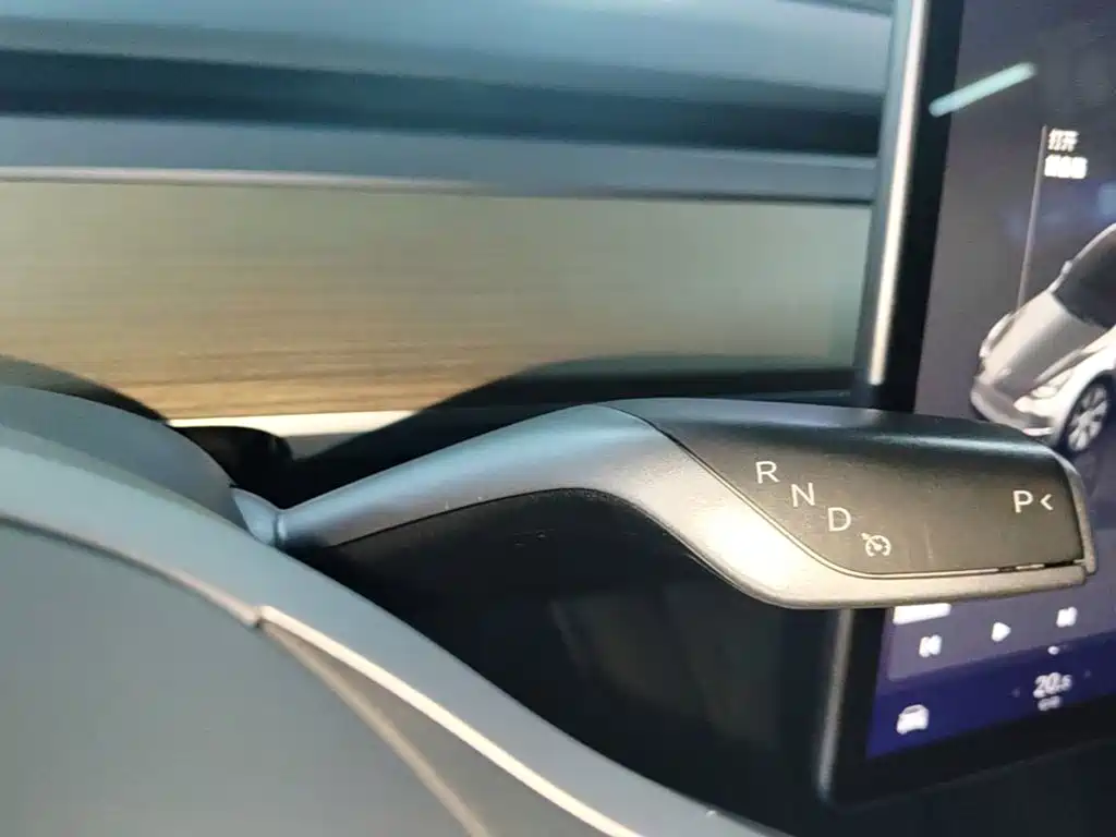 Tesla Model Y — миниатюра 14