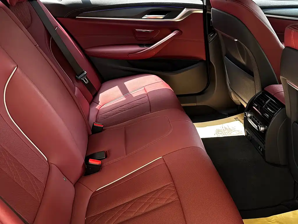 BMW 5 Series — миниатюра 9