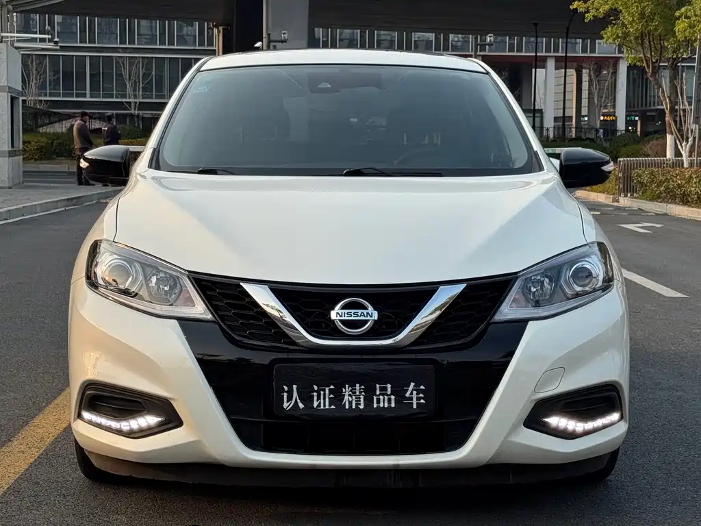 NISSAN TIIDA