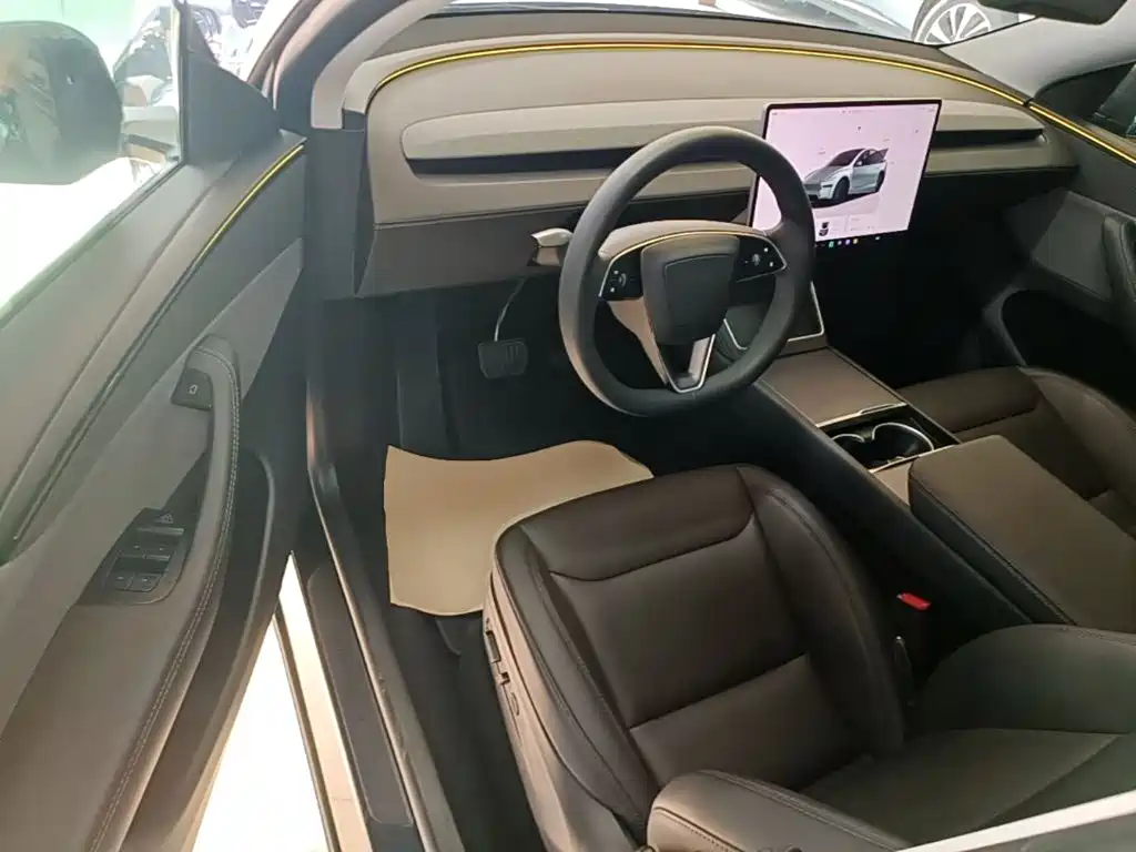 Tesla Model Y — миниатюра 16