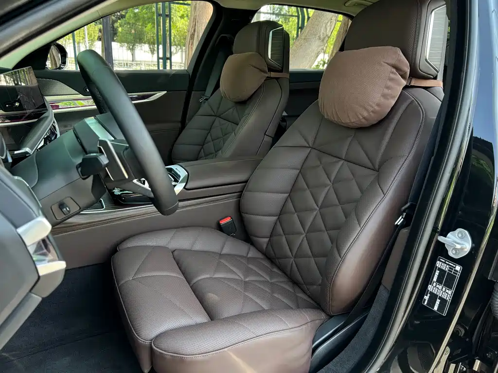 BMW 7 Series — миниатюра 23