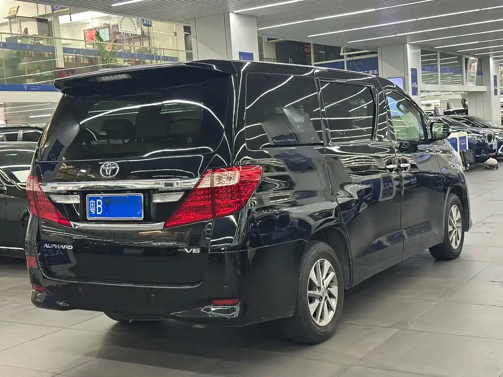 Toyota Alphard — миниатюра 9