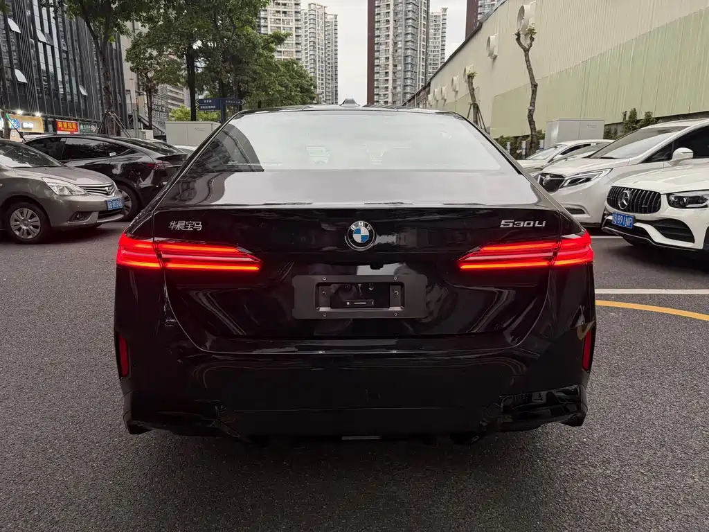BMW 5 Series — миниатюра 13