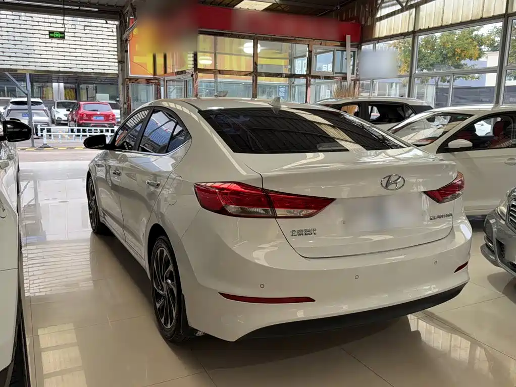 Hyundai Elantra — миниатюра 7