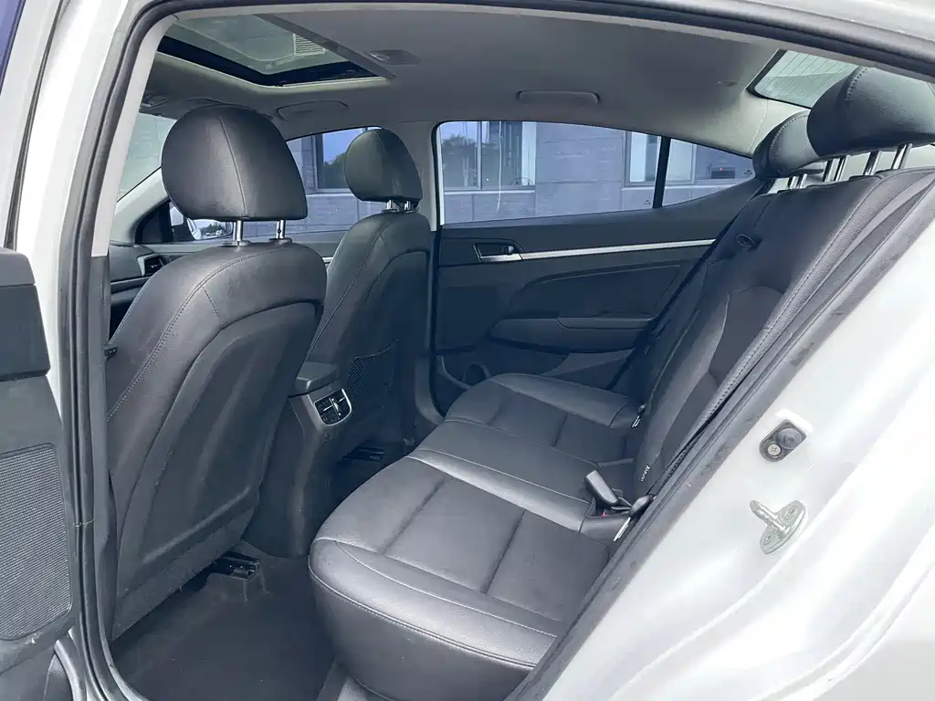 Hyundai Elantra — миниатюра 6