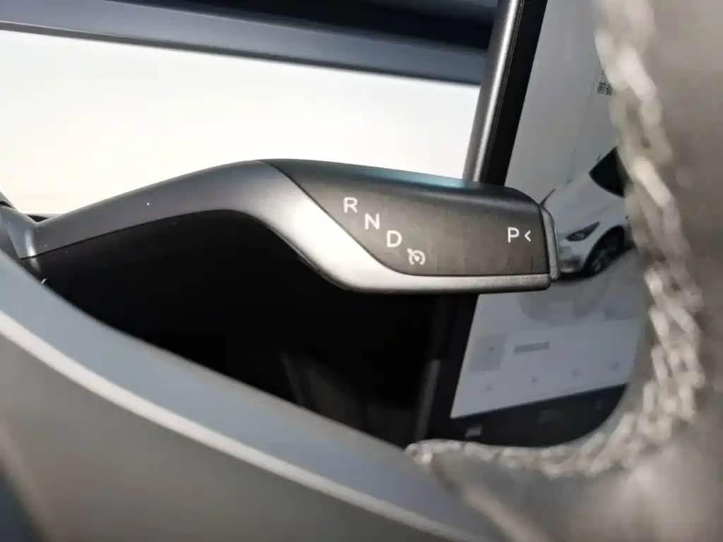 Tesla Model Y — миниатюра 14