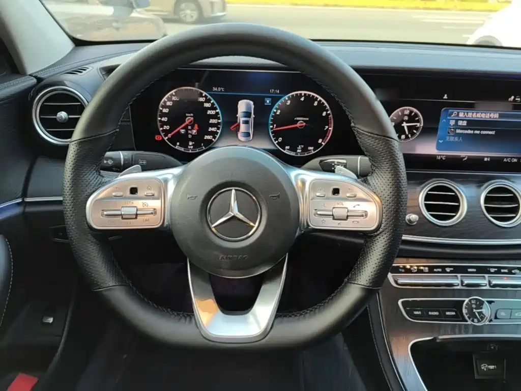 Mercedes-Benz E-Class — миниатюра 11