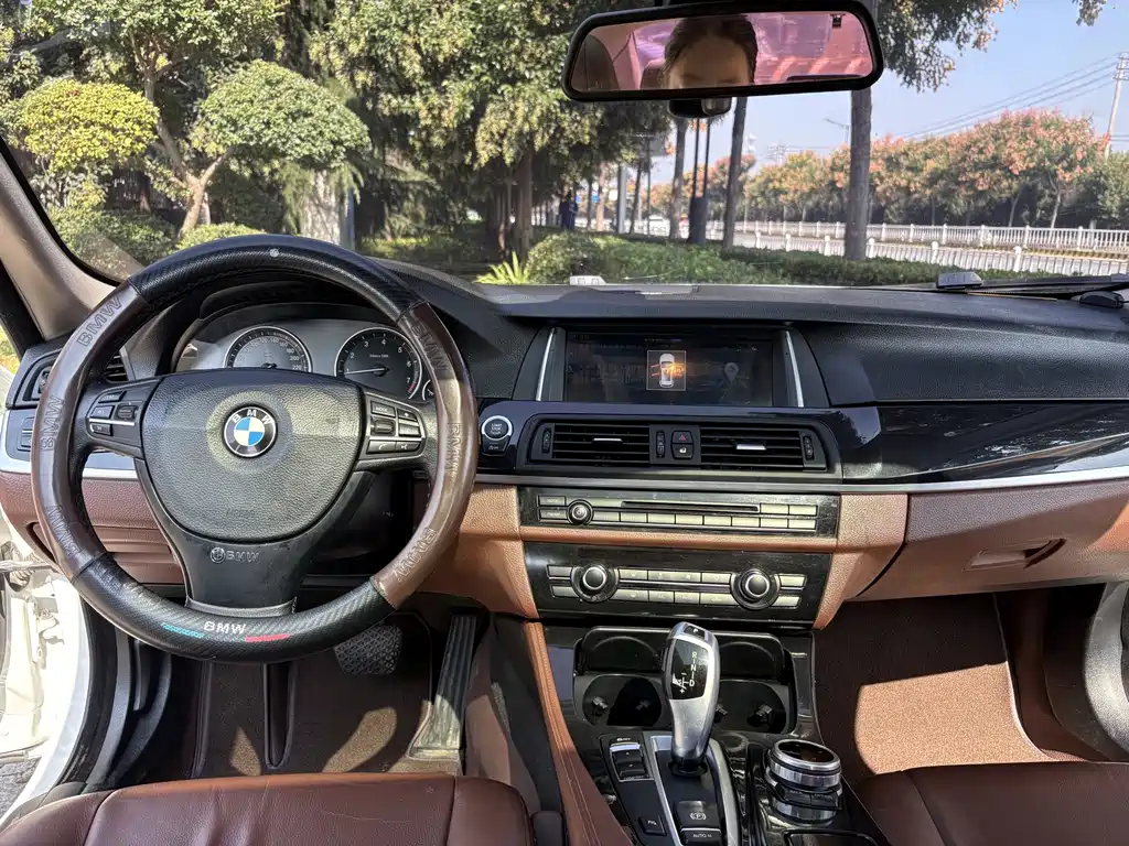BMW 5 Series — миниатюра 9