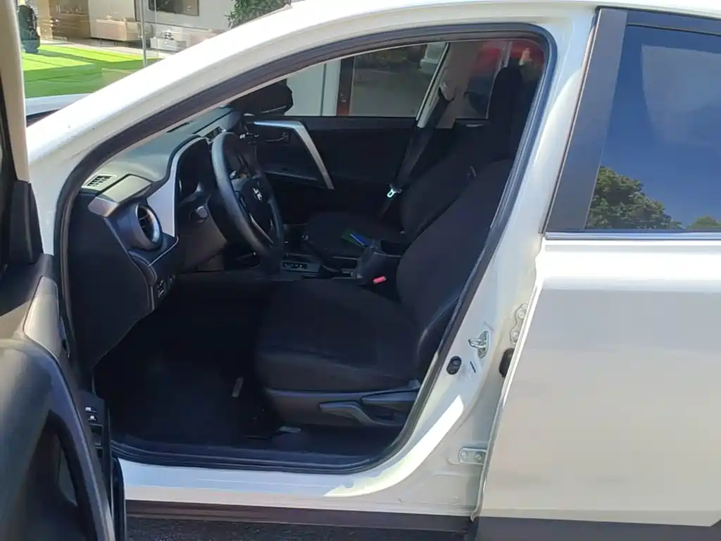 Toyota RAV4 — миниатюра 8
