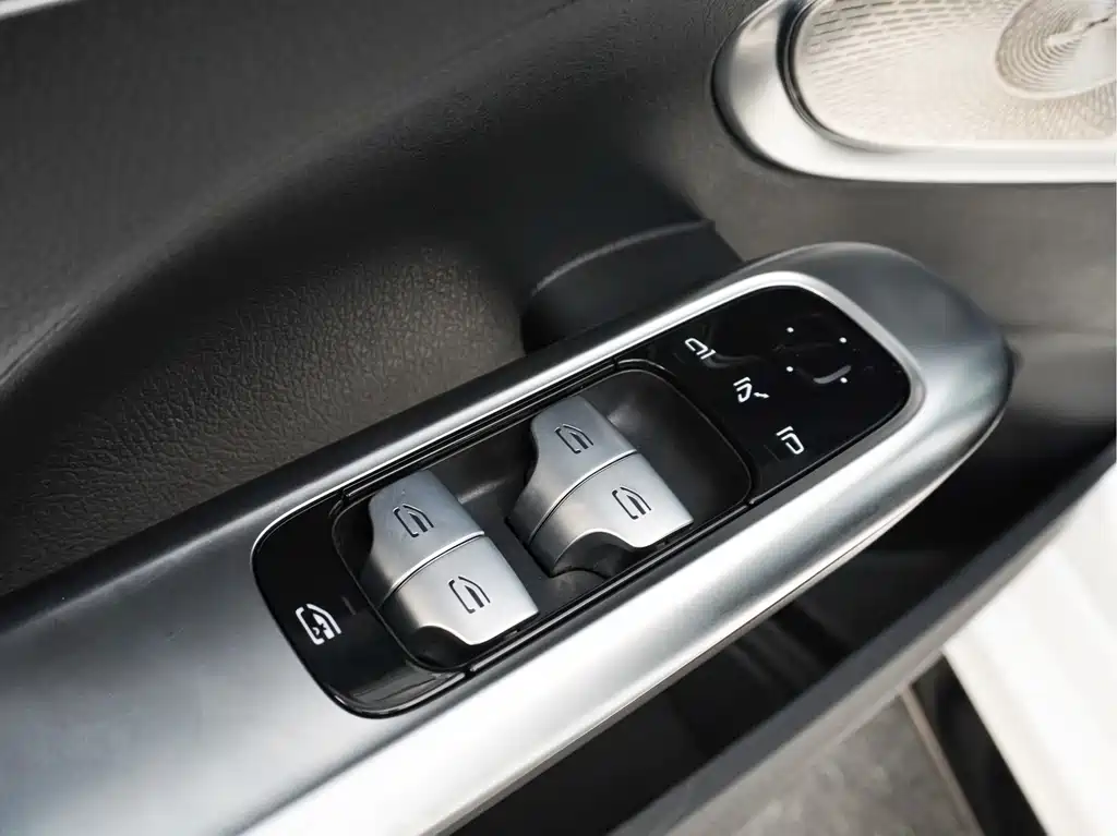 Mercedes-Benz C-Class — миниатюра 6
