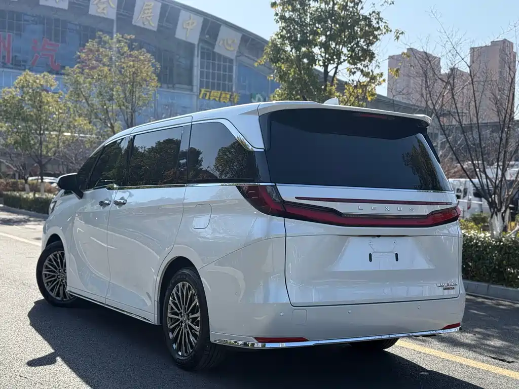 LEXUS LM
