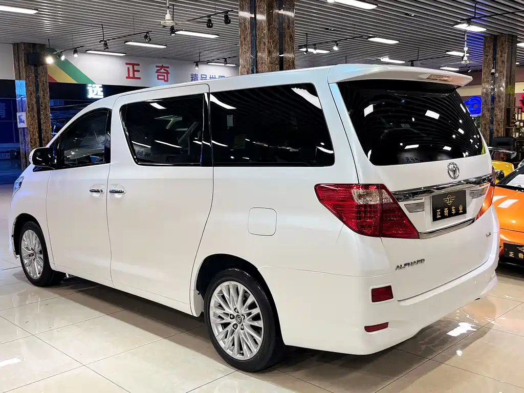 Toyota Alphard — миниатюра 4