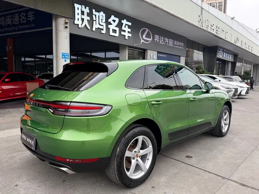 PORSCHE MACAN