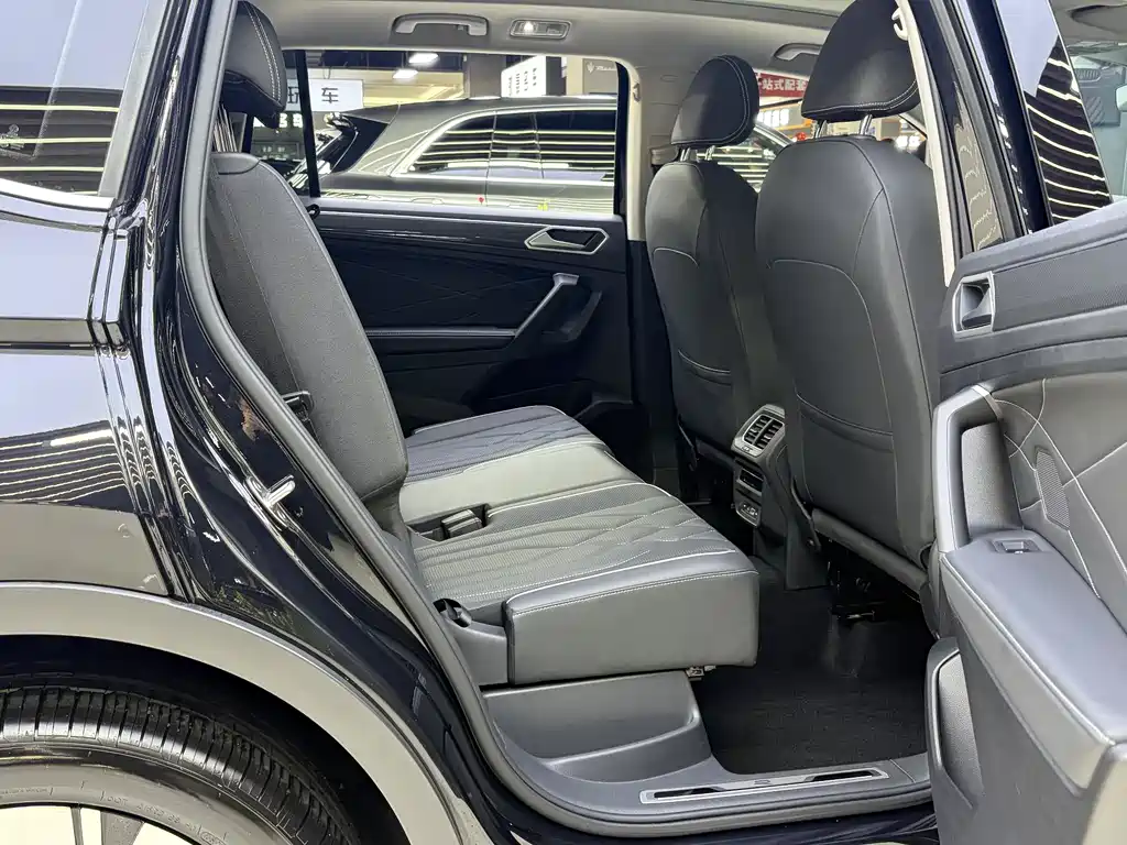 Volkswagen Tiguan L L 2023 380TSI AT R-Line 7 мест