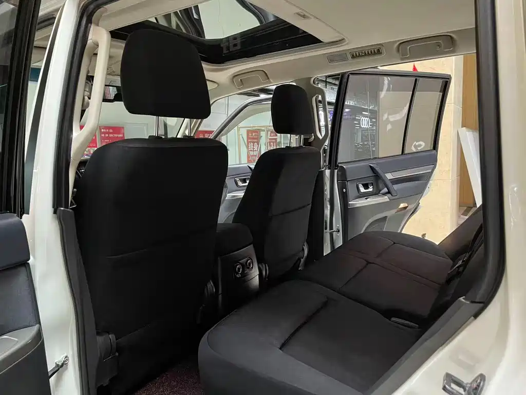 Mitsubishi Pajero (Import) — миниатюра 13