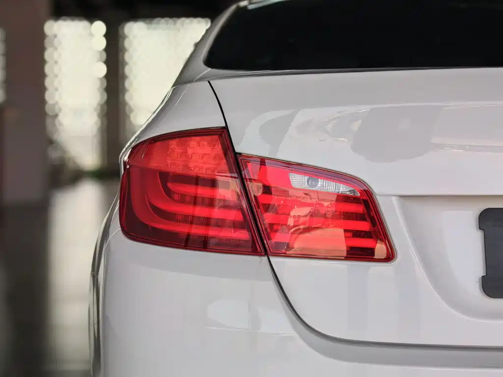BMW 5 Series — миниатюра 10