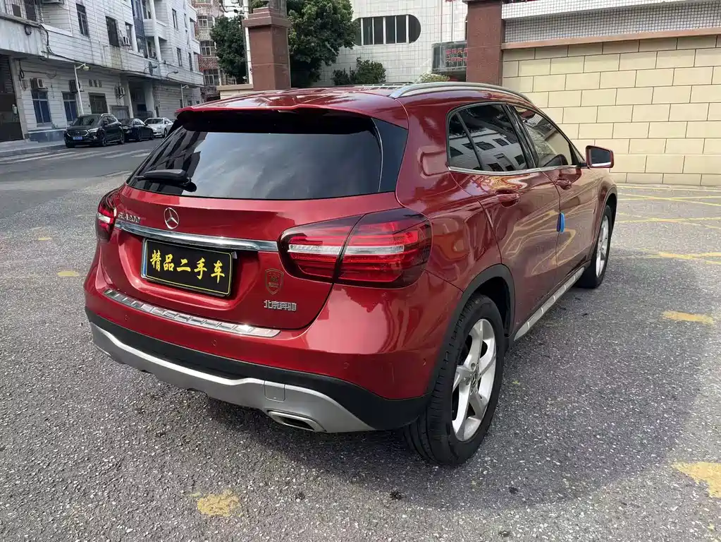 MERCEDES-BENZ GLA