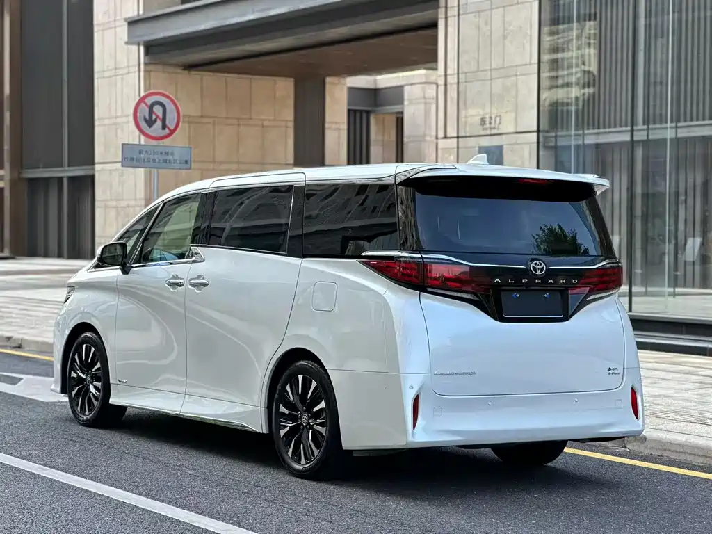 Toyota Alphard — миниатюра 7