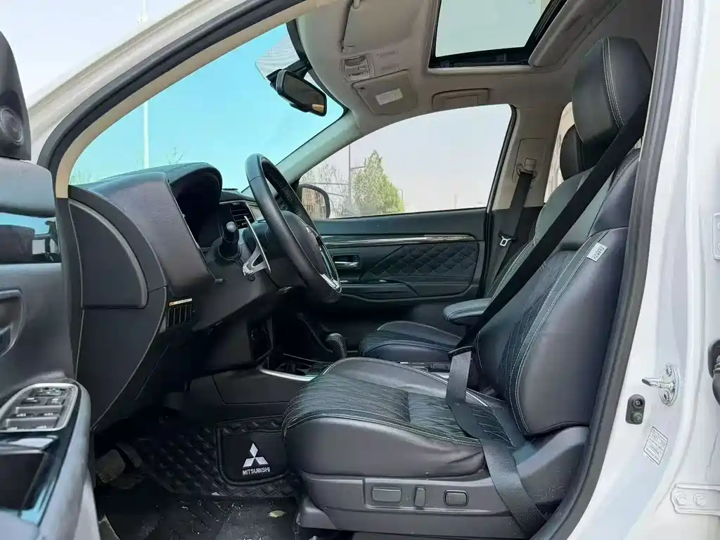 Mitsubishi Outlander 2021 2.4L 7 мест