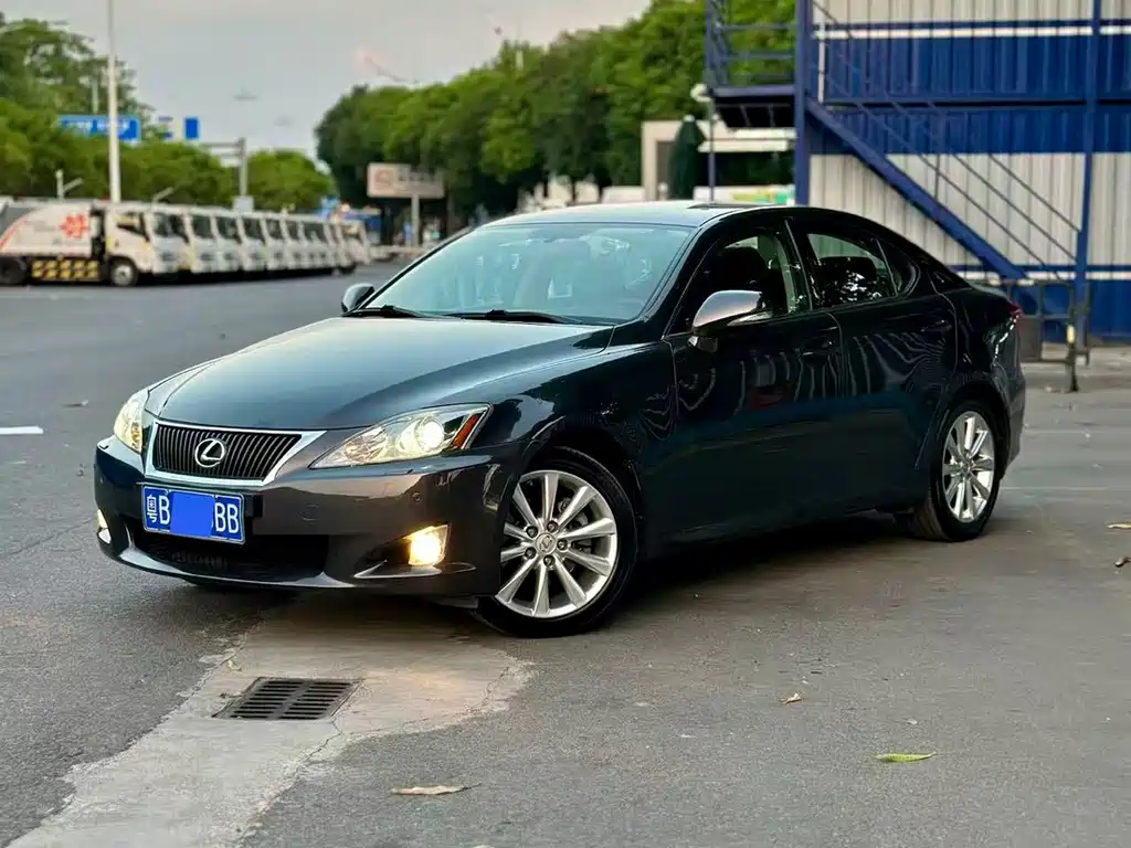 Lexus IS
