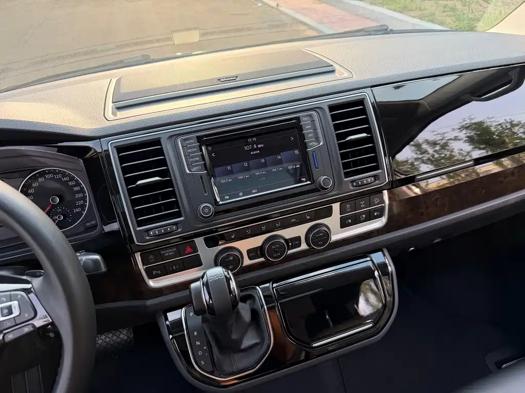 Volkswagen Multivan — миниатюра 10