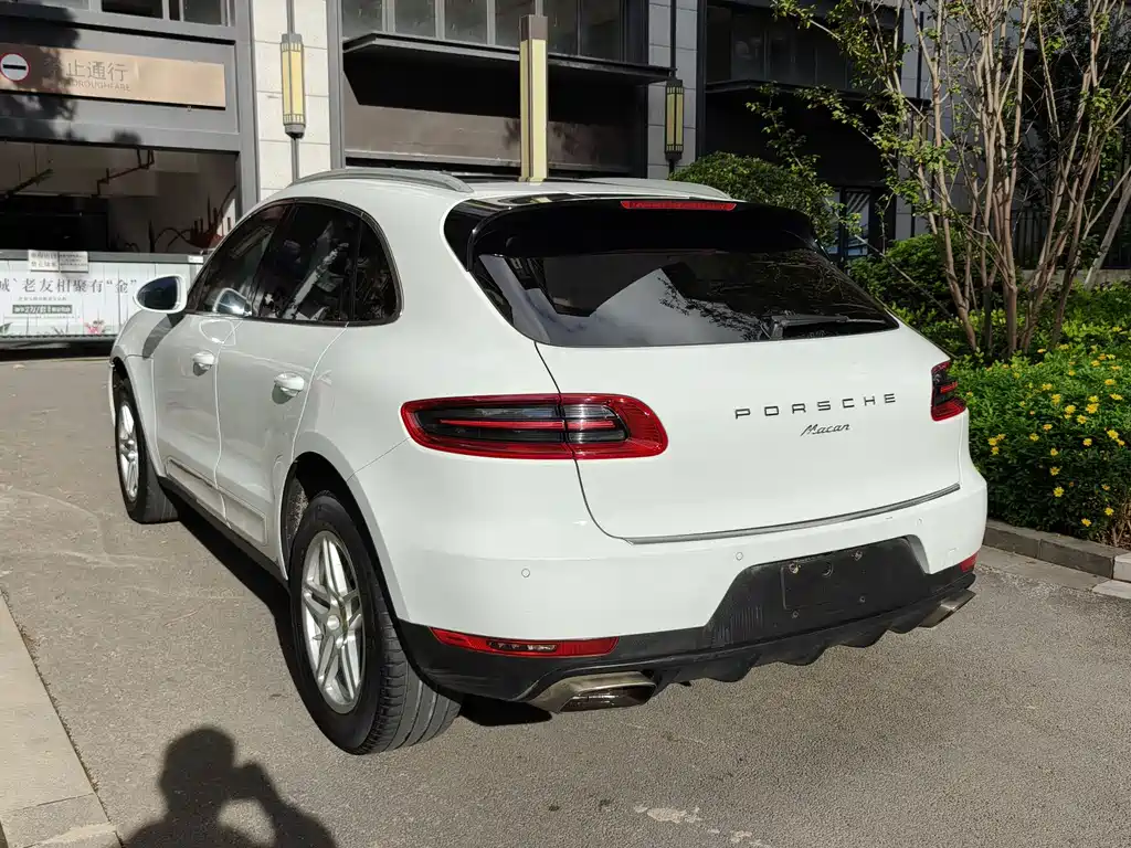 PORSCHE MACAN