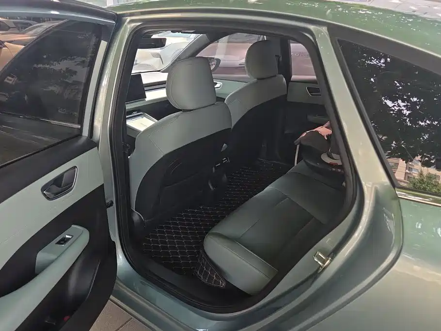 Roewe Young Wai D6 — миниатюра 11