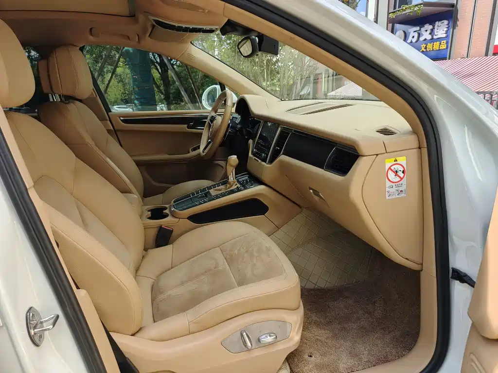 PORSCHE MACAN